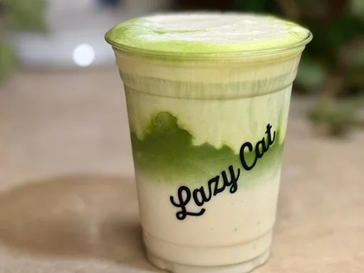 ماتشا مملح مع رغوة المابل