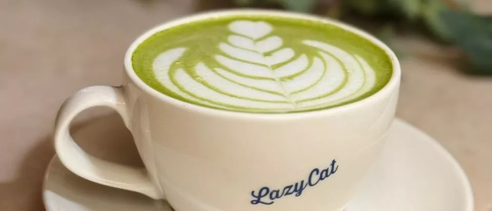 صورة الغلاف لـ ماتشا لاتيه حار